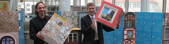 v.l.: Stadtplaner Fritjof Mothes und Oberb&uuml;rgermeister Dr. Klaus Zeh vor der Ausstellung zum Projekt Zukunftsstadt (Foto: Angelo Glashagel)