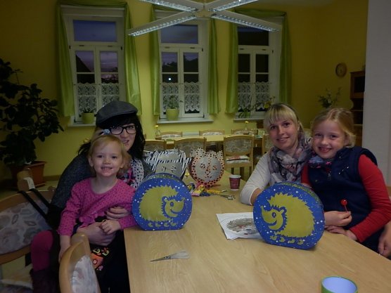 Rosalie und Leni werden ihre selbstgebastelten Laternen zu Martini voller Stolz vor sich her tragen (Foto: Petra Gerlach)