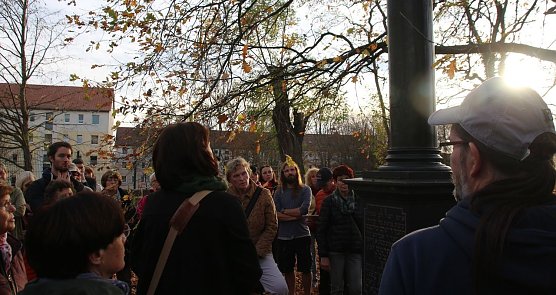F&uuml;hrung auf dem j&uuml;dischen Friedhof (Foto: Presse Stadtverwaltung)