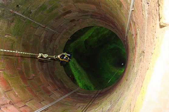 Arbeiten am tiefsten Burgbrunnen (Foto: Stadtmarketing Bad Frankenhausen) Arbeiten am tiefsten Burgbrunnen (Foto: Stadtmarketing Bad Frankenhausen)