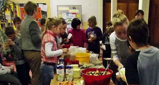 Gesund Essen mit der Ern&auml;hrungspyramide - das Projekt AnGel des Horizont zu Gast in der Grundschule Wipperdorf (Foto: Silke Schulze)