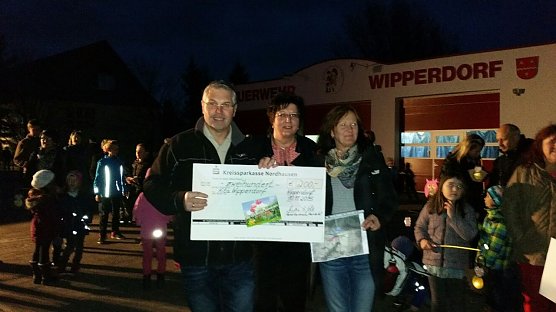 Die kleinen Wipperspatzen konnten sich an Martini &uuml;ber ein Geschenk freuen (Foto: Bodo M&ouml;ller)