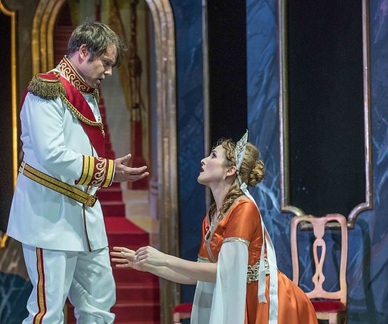 Jan Novotny (Der Zarewitsch) und D&eacute;sir&eacute;e Brodka (Sonja) in Der Zarewitsch (Foto: Roland Obst)