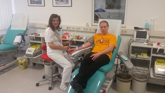 1985 fing er an, 30 Jahre sp&auml;ter, heute am 20.11.2015, wird Andreas Kleemann von Schwester Elke zum 100. Mal angestochen (Foto: Sven K&ouml;hn)