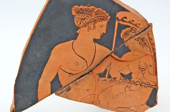 Die Liebesg&ouml;ttin Aphrodite und der kleine Liebesgott Eros attisch-rotfigurige Scherbe des sog  Jenaer Malers um 400 v  Chr. (Foto: privat)