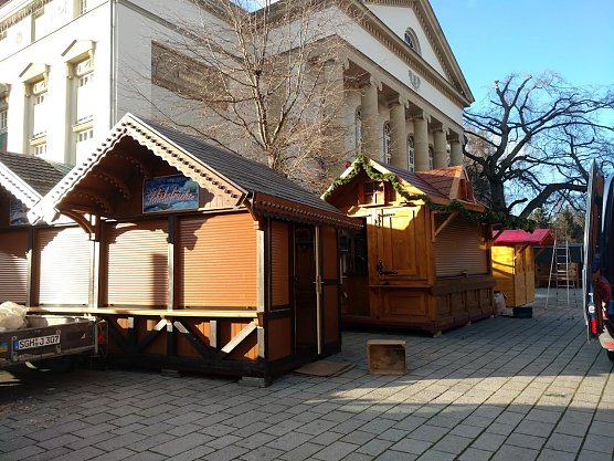 Vor dem Theater (Foto: Peter Blei)