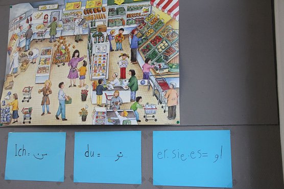 Gelernt wird an Alltagssituationen und mit &Uuml;bersetzungen (Foto: Angelo Glashagel)