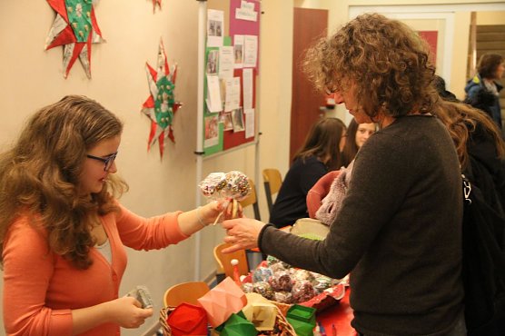 Vom Advenstkranz bis zum selbstgebackenen Pl&auml;tzchen konnte man auf dem Weihnachtsbasar der Nordh&auml;user Petersbergschule viel entdecken und naschen (Foto: Angelo Glashagel)