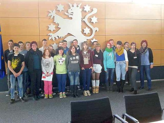 Besuch im Landtag - die Sch&uuml;lerinnen und Sch&uuml;ler der Klassen 9 und 10 der Albert-Schweitzer-Schule verlegten ihren Gesellschaftskundeunterrricht jetzt in die Praxis und erkundeten die R&auml;ume des Erfurter Landtages (Foto: Heike Rieche)