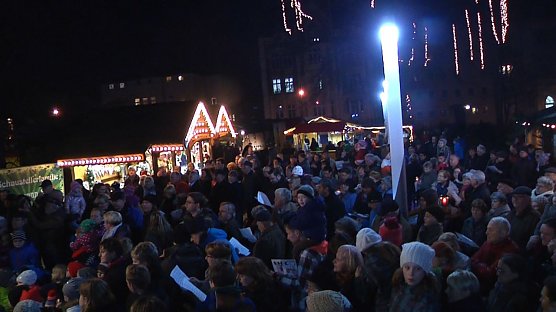 Gemeinsam f&uuml;r den Frieden gesungen - der Chor des Nordh&auml;user Theaters sang mit dem Publikum (Foto: Angelo Glashagel)