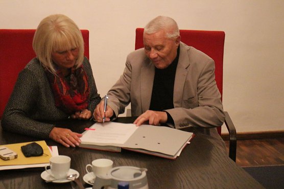 Hannelore Haase, Nordhausens zweite Beigeordnete, und der Vorsitzende des LV Altstadt, Klaus Ke&szlig;ler unterzeichnen den neuen Vertrag f&uuml;r die Nutzung der Halle am Frauenberg (Foto: Angelo Glashagel)