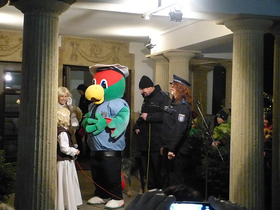 Aufregung vor dem Theater - zum Gl&uuml;ck war auch die Polizei da (Foto: Birgit Susemihl)