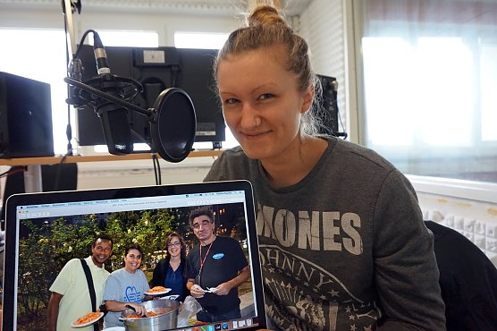 Pauline Peschel berichtet auf dem Offenen Kanal von ihren Begegnungen in Italien (Foto: Sandra Witzel)