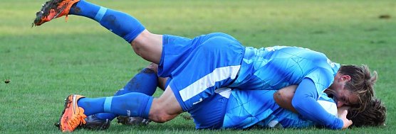 So k&ouml;nnen sich M&auml;nner freuen: Benjamin F&ouml;rster (unten) und Corvin Behrens (oben) nach dem 2:0 gegen Auerbach (Foto: Bernd Peter)
