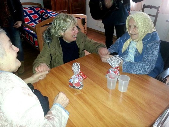 Anke Stilzebach (Mitte) besuchte die &auml;lteste Bewohnerin (101 Jahre alt) eine Altenheimes in Hetzeldorf, Rum&auml;nien und &uuml;berbrachte eine Weihnachts&uuml;berraschung aus Deutschland. (Foto: Anke Stilzebach)