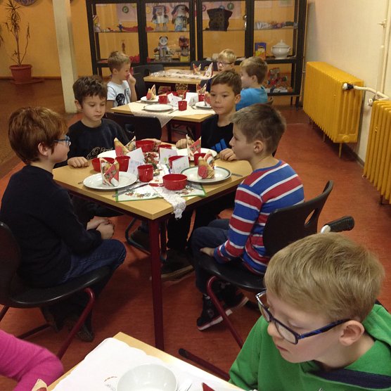 Funktioniert schon ganz gut - Kniggekurs f&uuml;r Kinder an der Grundschule Wipperdorf (Foto: Pressestelle Landratsamt)