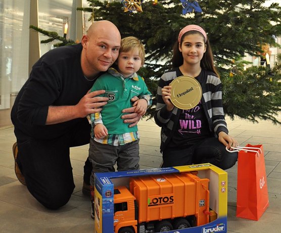 Geschenke &uuml;bergeben (Foto: KSK)