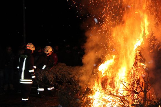 Auch die Heringer Feuerwehr war wieder im Einsatz (Foto: Angelo Glashagel)