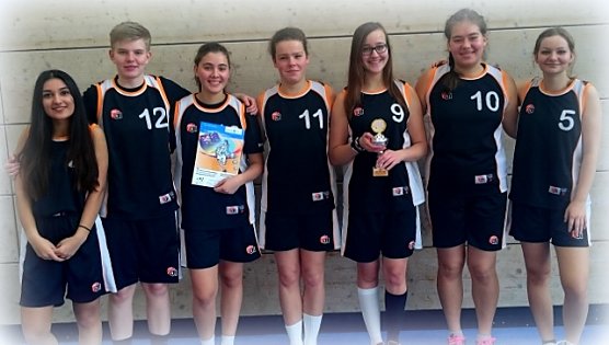 Jenny Galonska, Josefin Friebel. Michelle Rhaese, "Locke" F&ouml;rster, Sophie Schr&ouml;der, Celine Freyberg und Husna Habib  (Foto: Werner H&uuml;tcher)