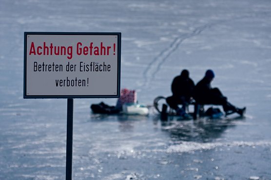 Eiseinbruch - Nordhäuser Johanniter wissen was zu tun ist (Foto: Johanniter/Stefan Kassal) Eiseinbruch - Nordhäuser Johanniter wissen was zu tun ist (Foto: Johanniter/Stefan Kassal)