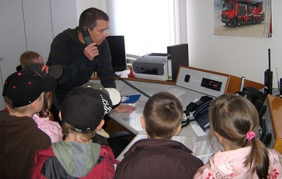 Besuch bei der Feuerwehr (Foto: JSW)