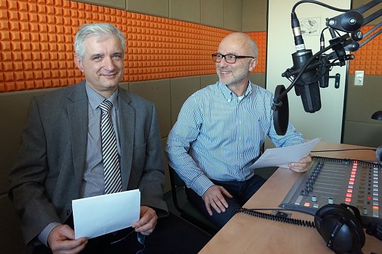 Dr. Steffen Kohler aus Bleicherode und Dr. Andreas Lehmann aus Sangerhausen besuchten Radio ENNO und stellten die Patientenakademie vor (Foto: Sandra Witzel)