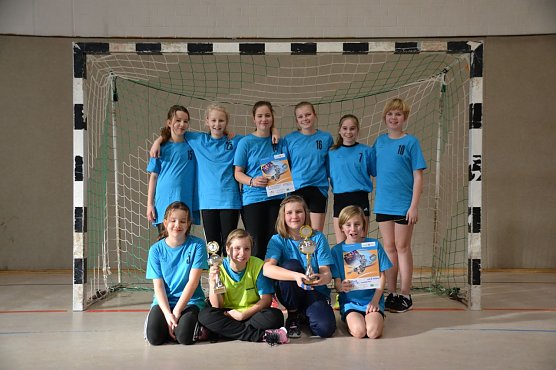 hinten v. l. n. r.: Julia Pfeiffer, Leticia Brock, Victoria Picht, Luzy N&uuml;&szlig;le, Clarissa Graichen, Jessica Gerlach vorn v. l. n. r.: Milena Pfeiffer, Elli Liebenrodt, Nicole Kaempffe, Nele Warschkow (Foto: Werner H&uuml;tcher)