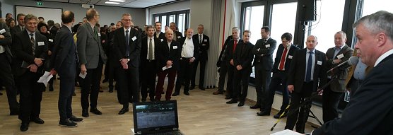 Blick auf die G&auml;ste - BBZ-Chef Salomon bei der Begr&uuml;&szlig;ung (Foto: nnz)