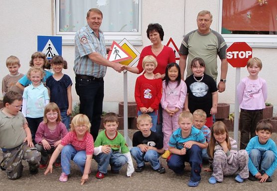 Übergabe (Foto: Weinrich) Übergabe (Foto: Weinrich)