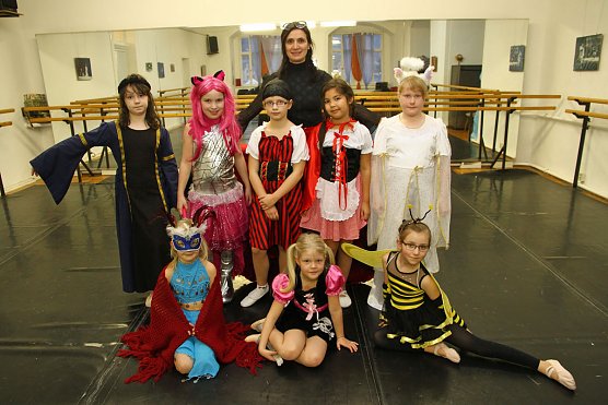 Kostümball im Ballettstudio (Foto: Günter Herting) Kostümball im Ballettstudio (Foto: Günter Herting)