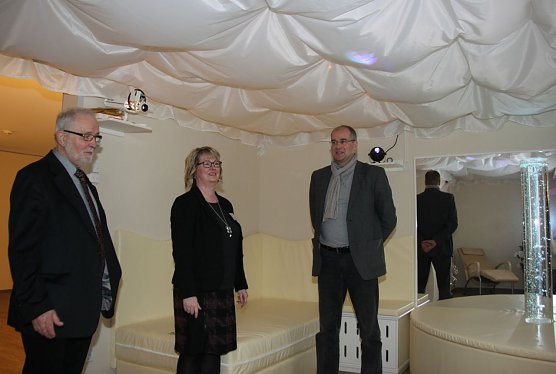 v.r.. Matthias Jendricke, Annett Tolle und Siegfried Rennecke im "Snoozleraum" (Foto: Pressestelle Landratsamt)