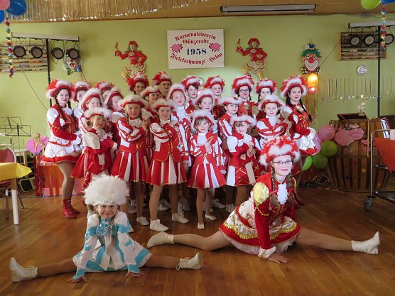 Fickelschw&auml;nze Helau � so schallt es auch dieses Jahr wieder durch die S&auml;le und Gastst&auml;tten, in die der G&uuml;nzer&ouml;der Carneval Verein einkehrt.  (Foto: G&uuml;nzer&ouml;der Carneval Verein)