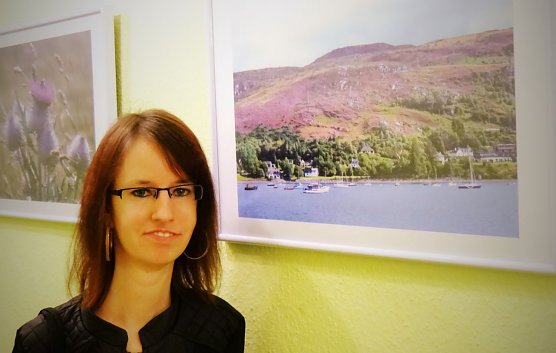 Rebekka Drews stellt ihre Fotografien im Mehrgenerationenhaus aus (Foto: Sophie Reuter)