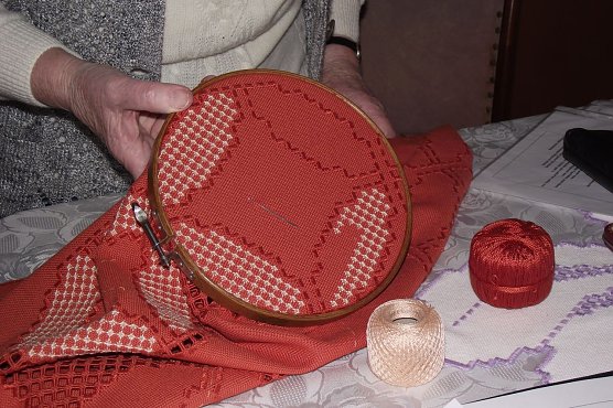 Unverzichtbar als Handwerkszeug ist der Stick-Rahmen. (Foto: Kurt Frank)