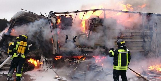 Lkw mit M&ouml;beln ausgebrannt (Foto: API)