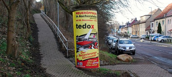 In ganz Mansfeld-S&uuml;dharz stehen nur noch etwa 30 Litfa&szlig;s&auml;ulen - eine davon hier in Hettstedt. (Foto: Jochen Miche)
