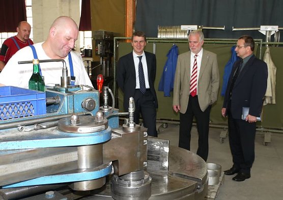 Minister &uuml;bergibt F&ouml;rderbescheid (Foto: nnz)