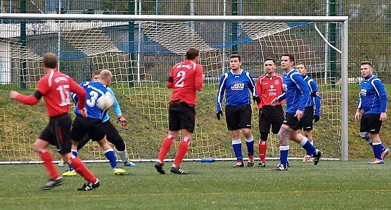 Klarer Sieg f&uuml;r Salza auf dem Kunstrasen (Foto: Klaus Pfand)