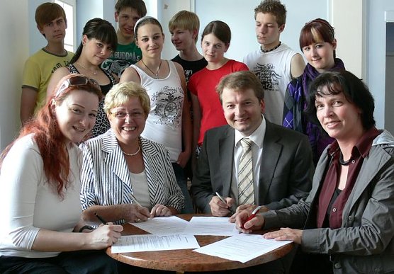 Vertrag unterzeichnet (Foto: Theater) Vertrag unterzeichnet (Foto: Theater)