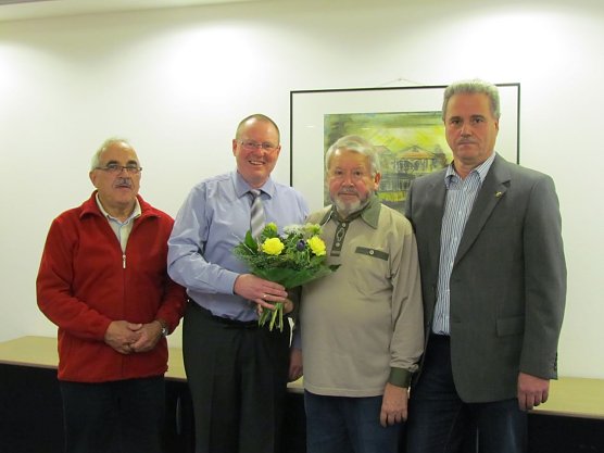 Der langj&auml;hrige Vorsitzende des Vereins, Manfred Schramm, verabschiedete sich aus dem Vorstand, sein Nachfolger Thorsten Schwarz bedankte sich bei ihm f&uuml;r sein unerm&uuml;dliches Tun (Foto: Franziska Bernsdorf)