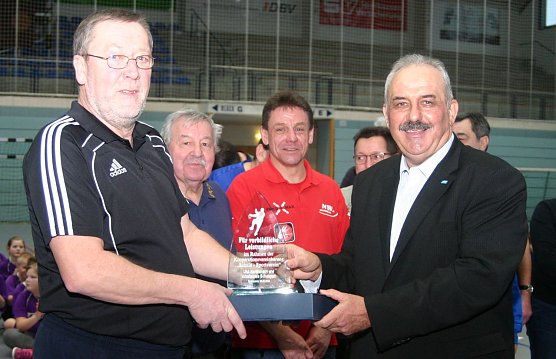 Pokal &uuml;berreicht (Foto: Uwe Tittel)