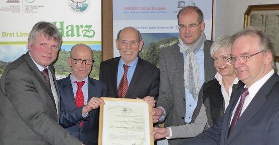 Repr&auml;sentanten der Geoparkregion nehmen Urkunde und Gl&uuml;ckw&uuml;nsche entgegen (Foto: Dr. Klaus George)