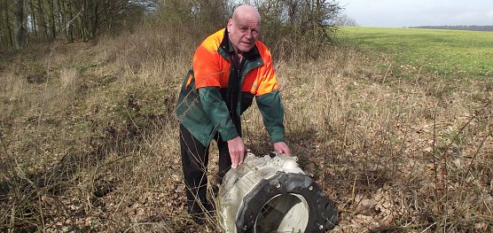 J&uuml;rgen Toetzke vor einem  undefinierbaren  Schrottteil. (Foto: Kurt Frank)