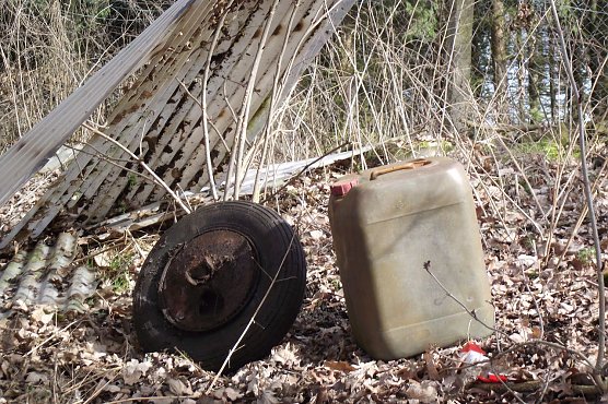 Kanister und anderer Unrat sind nicht zu &uuml;bersehen. (Foto: Kurt Frank)
