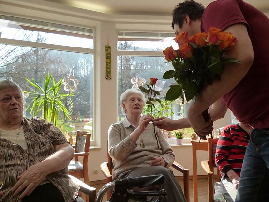 Blumen f&uuml;r die Damen - Frauentag im Sonnenhof (Foto: Sandra Hoche)