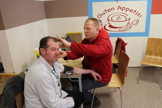 60 bis 70 Konserven kommen dank der Spendenbereitschaft der Ellricher regelm&auml;&szlig;ig zusammen (Foto: Angelo Glashagel)