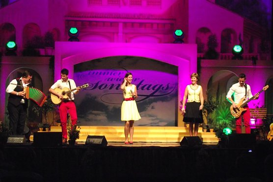 Auch auf der Bühne stand Melanie Oesch´s im Mittelpunkt (Foto: Kurt Frank) Auch auf der Bühne stand Melanie Oesch´s im Mittelpunkt (Foto: Kurt Frank)