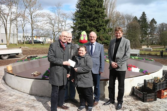 Ein Scheck f&uuml;r die Schattenkinder - der Lions Club spendete dem F&ouml;rderverein der Kinder- und Jugendpsychatrie 500 Euro (Foto: Angelo Glashagel)