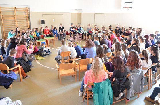 Mit Liedern begr&uuml;&szlig;ten die Kinder der Lessingschule, der Petersdorfer Grundschule und des F&ouml;rderzentrums St. Martin vergangene Woche den Fr&uuml;hling (Foto: Pressestelle Landratsamt)