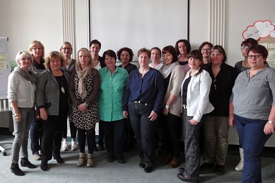 Die Kitaleiterinnen der Johanniter Antje Luh (1.v.li.), Antje Spie&szlig; (2.v.li.), Sabine Jentho (3.v.li.), Anett Papke (6.v.li.), Petra Müller (7.v.li.), Sibylle Berger (8.v.li.) � zusammen mit den weiteren Kursteilnehmerinnen sowie Anke Mahlau (4.v.li.) (Foto: Heike Kopischke)